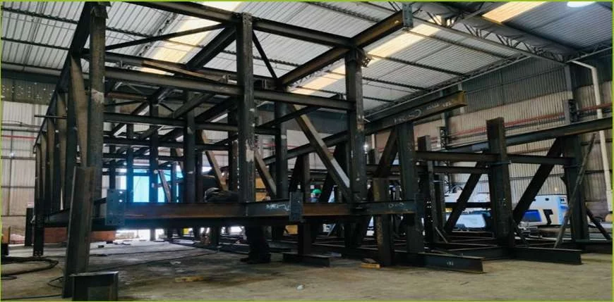 Componentes metálicos em fabricação